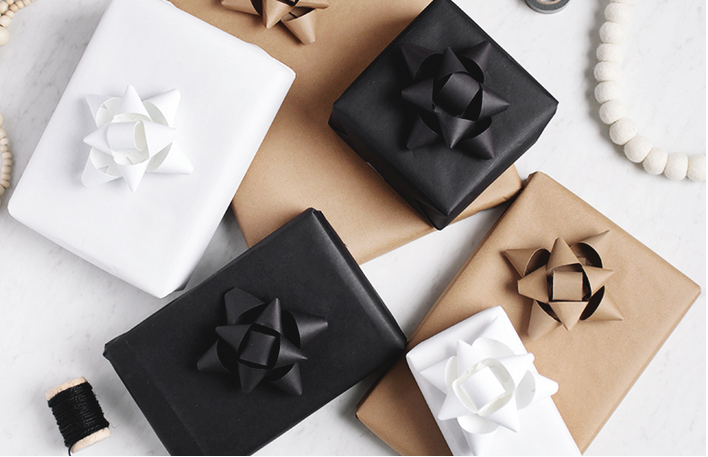 Черные упаковки подарков