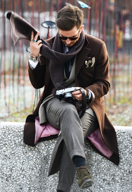 Потрясающие цветовые сочетания в костюме: коричневое пальто на сиреневой подкладке изумительно &quot;работает&quot; с замшевыми ботинками цвета мха и синими носками. У этого мужчины хорошо развит художественный вкус.