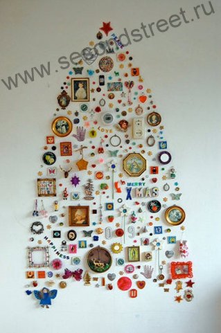 елка на стене из мелочей арт проект способ украсить дом к новому году и рождеству