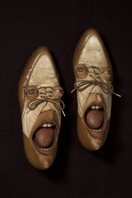 кричащее лицо из обуви
