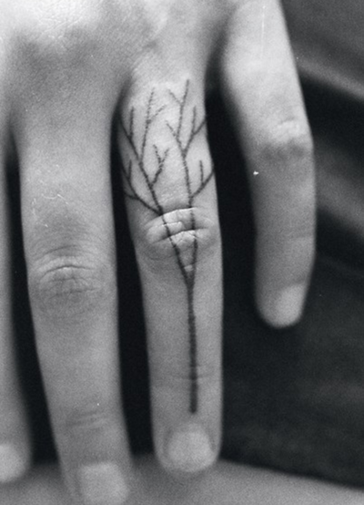 татуировка Веточка на пальце