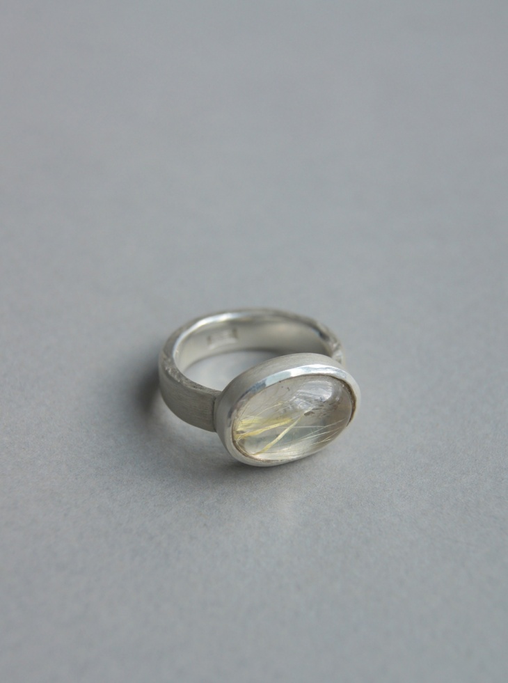 Серебряное кольцо с надписью на латыни BEARE - осчастливить