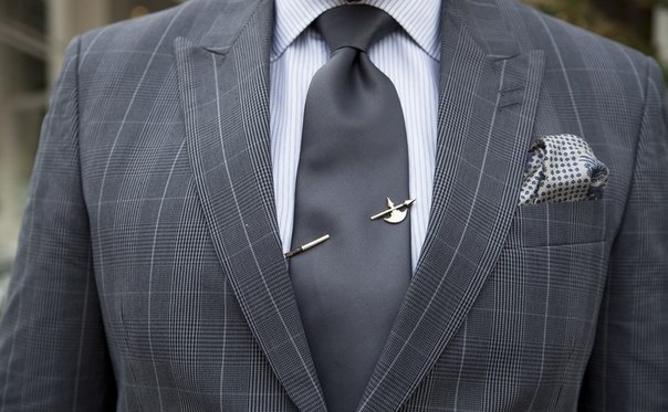 Булавка для галстука в виде рыцарской секиры.