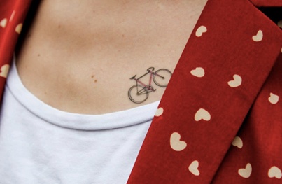 Татуировка для любителей велосипедов и футболок с вырезом