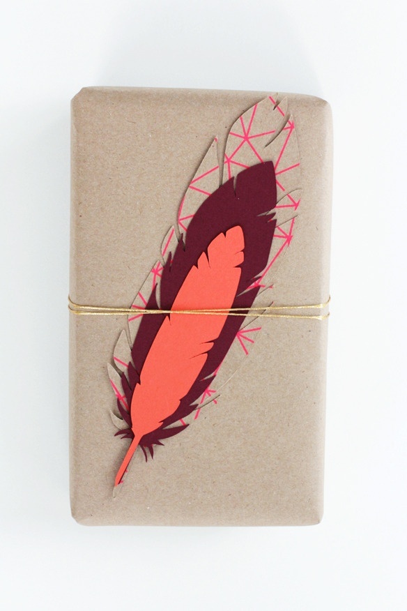 Идеи упаковки подарков, в которых вместо бантов из целлюлозы используют перья