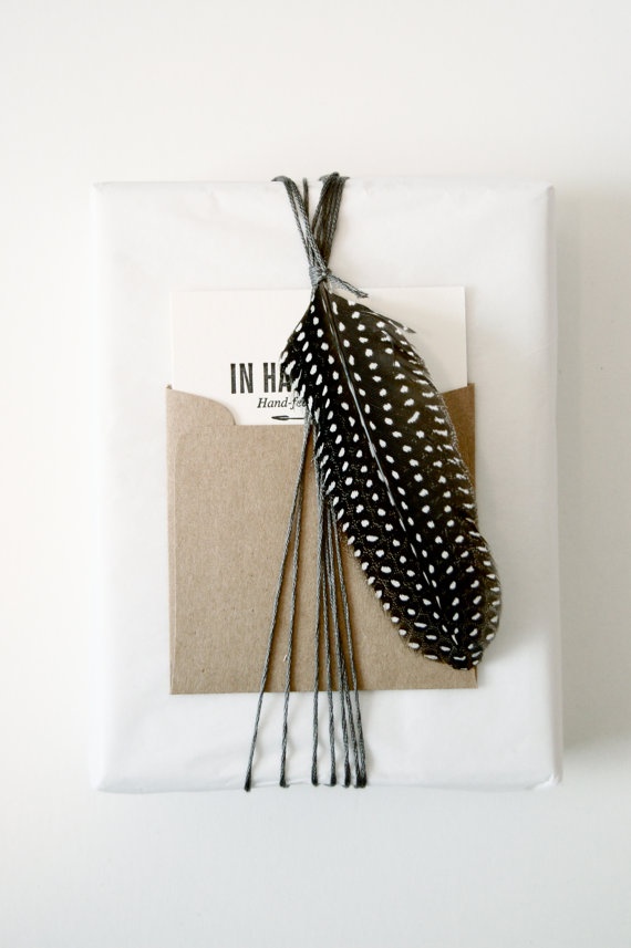 Идеи упаковки подарков, в которых вместо бантов из целлюлозы используют перья