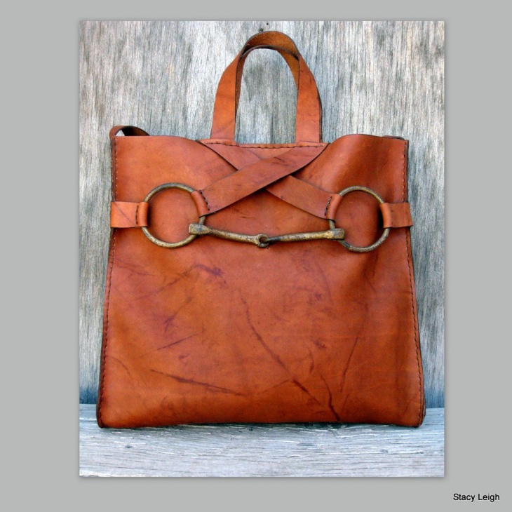 Три сумки, в изготовлении которых используются металлические детали (удила, стремена)  конской сбруи: