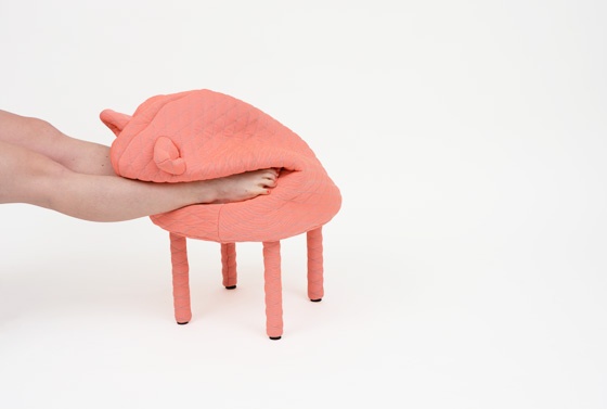 Дизайнер Hanna Ernsting придумала забавные грелки для ног - табуретки в виде животных
