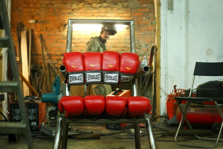 Кресло из боксерских перчаток