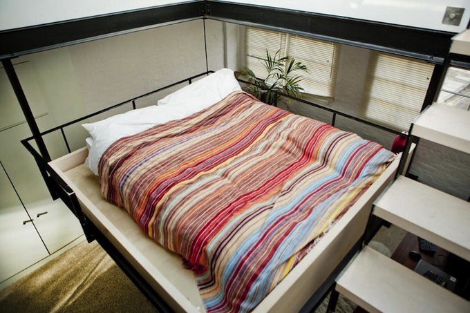 кровать, подвешенная к потолку