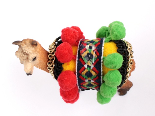 идея использования старых звериных игрушек (осликов, верблюд, лам или лошадок) под игольницу