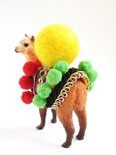 идея использования старых звериных игрушек (осликов, верблюд, лам или лошадок) под игольницу
