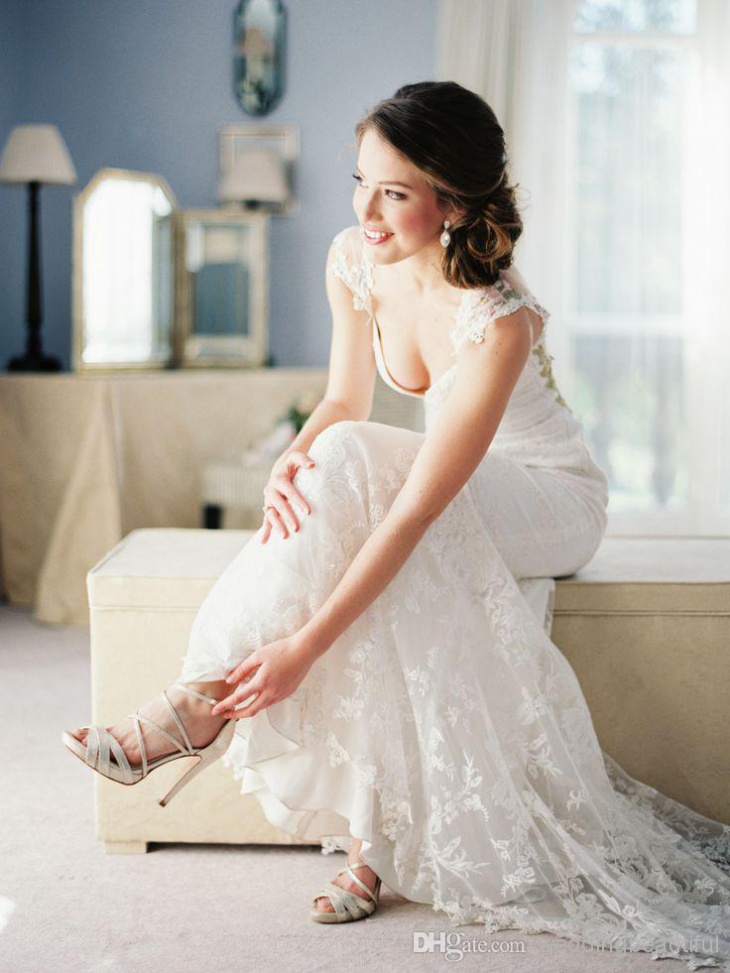 Свадебное платье с цветной вышивкой