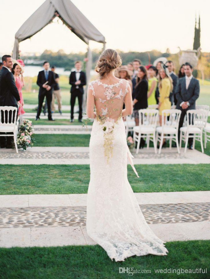 Свадебное платье с цветной вышивкой