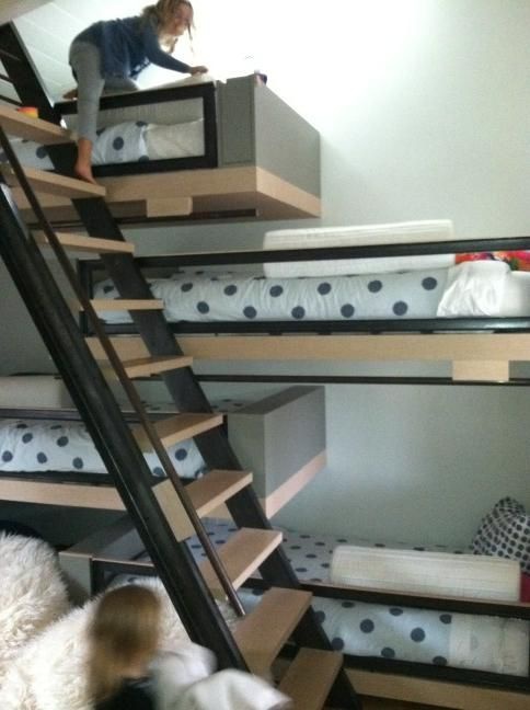 идей расположения кроватей в детской спальне для большой семьи