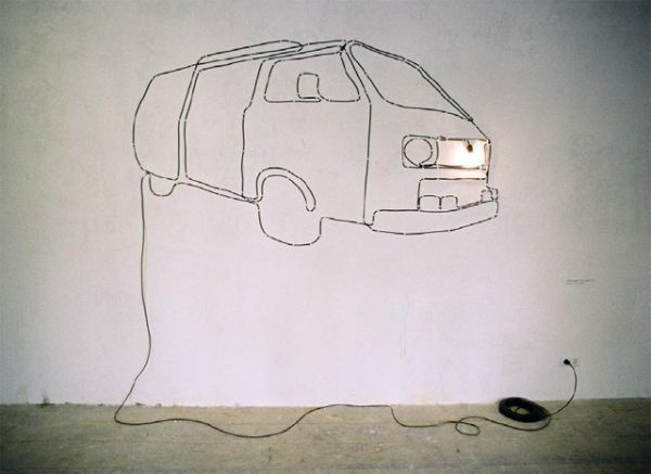 Длинный провод и лампочка на конце могут уже на стене превратиться в машину...