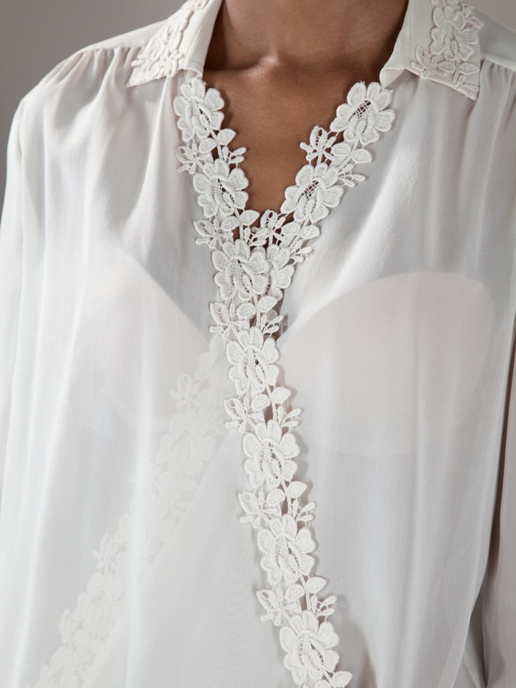 Купить белое украшение. Alberta Ferretti блузка. Украшение одежды кружевом. Украшение блузки. Отделать кружевом рубашку.