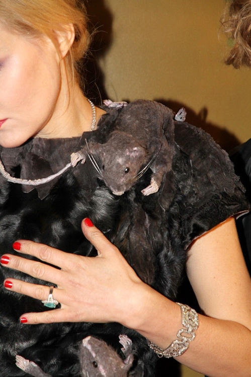 Платье Ренаты Литвиновой с крысами