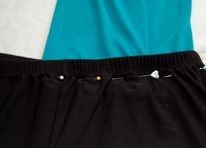 Мастер-класс как сшить красивый комбинезончик из таких вот двух спортивных штанов: