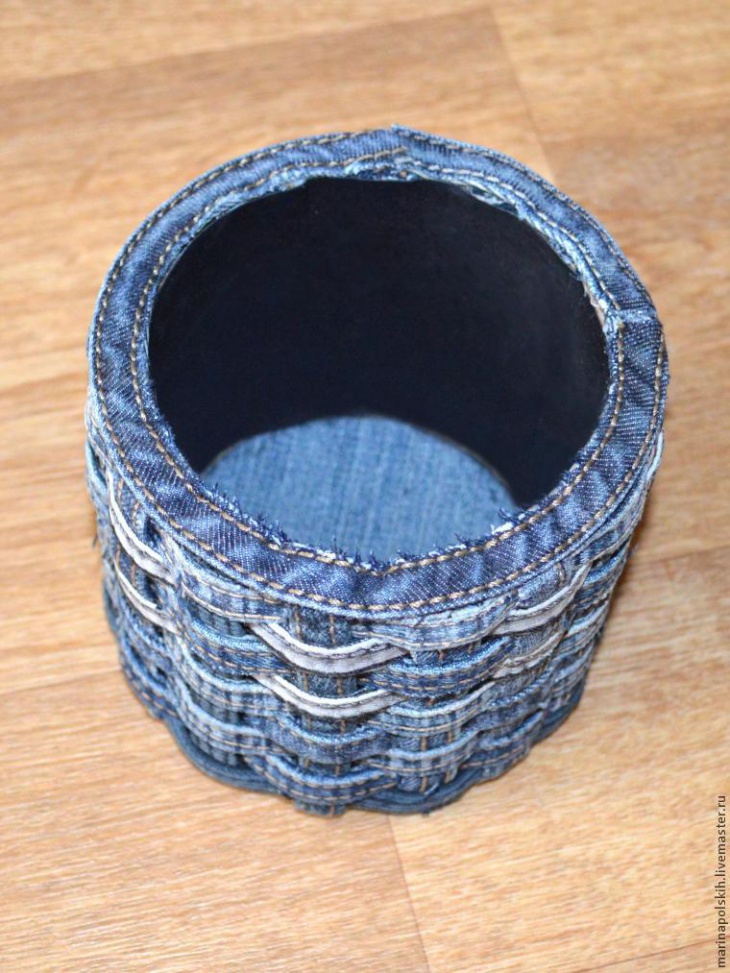 Мастер-класс как создать плетенную карандашницу из старых джинсов