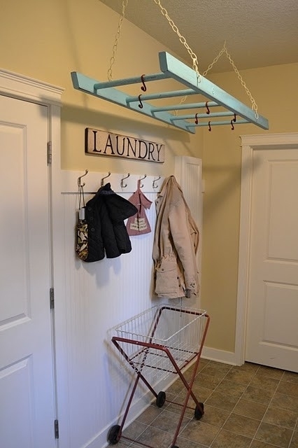 Лестницу, подвешенную к потолку, можно использовать для сушки одежды.