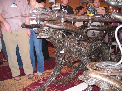 мебель стол с инопланетянином чужой