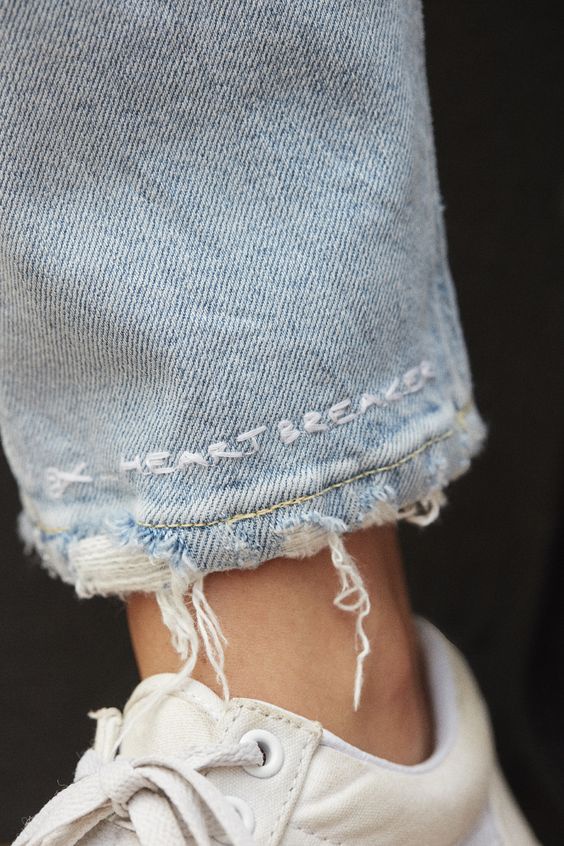 Вышивка - надпись по низу джинсов