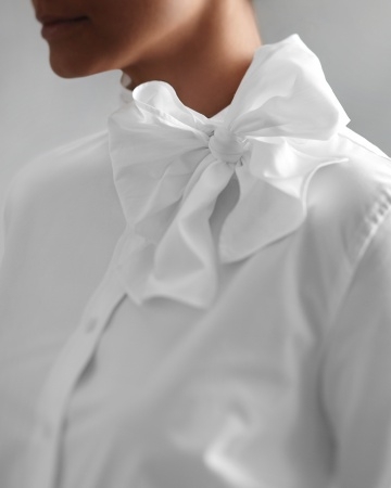 Декор белой блузки