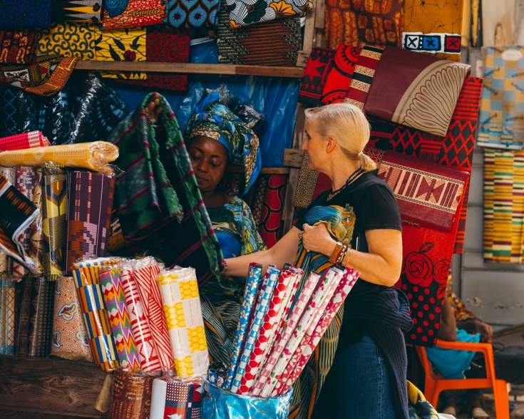 При работе над круизной коллекцией 2020 Мария Грация Кьюри отправилась в Абиджан, на юг Кот-д&rsquo;Ивуара, чтобы собственными глазами увидеть, как создаются вощеные ткани. Эти ткани, вобравшие в себя традиции сразу нескольких культур, стали одной из основных тем показа.