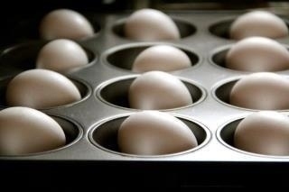 Если вам потребуется большое количество яиц вкрутую, сложите их в форму для выпекания мини-кексов и отправьте в духовку на 25-30 минут. Яйца получатся не только вкуснее, но и чистить их будет значительно легче