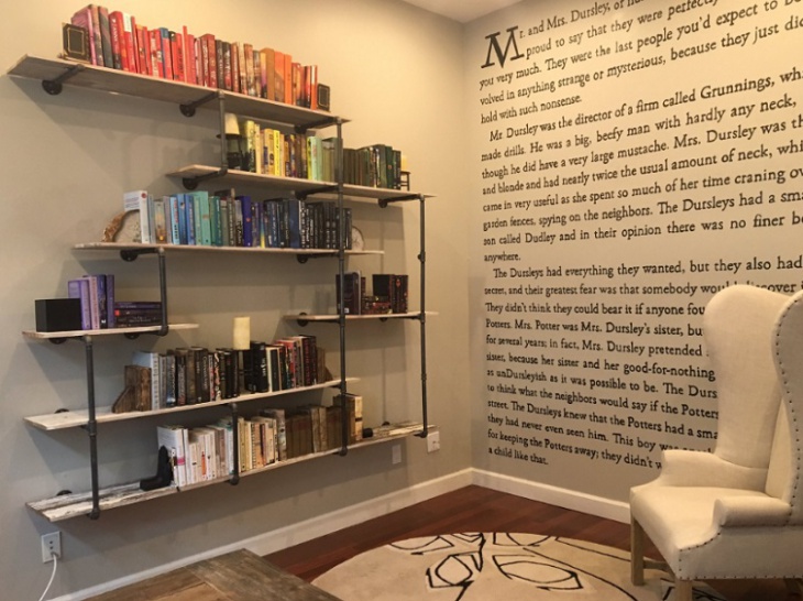 Мередит Маккардл, известная писательница, необычно украсила стену своего дома. Она нанесла на поверхность стены текст первой страницы книги &laquo;Гарри Поттер и философский камень&raquo;.