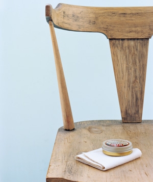Подновить деревянную мебель можно при помощи крема для обуви подходящего оттенка.