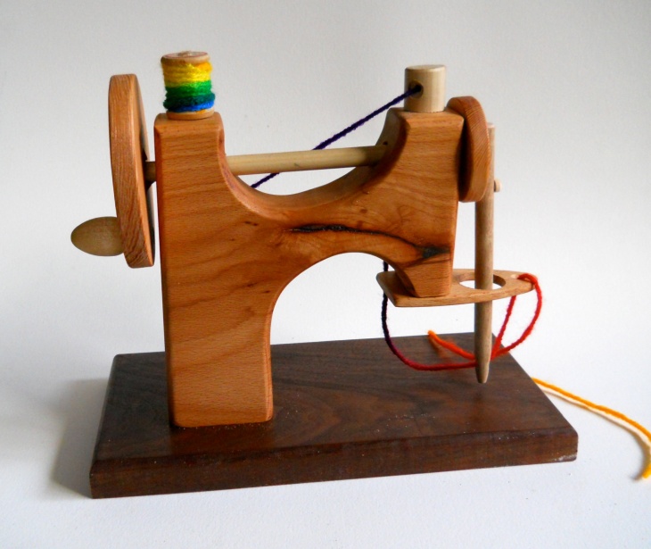 Игрушечная швейная машина