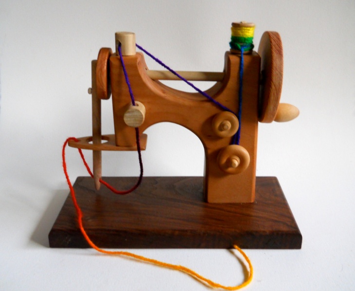 Игрушечная швейная машина