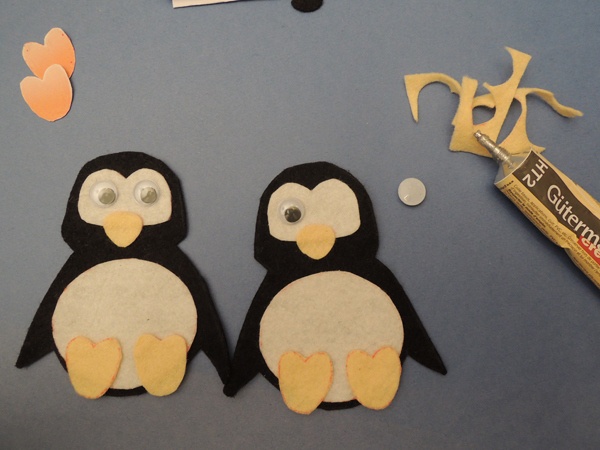 Аппликации в виде пингвинят на локти свитера