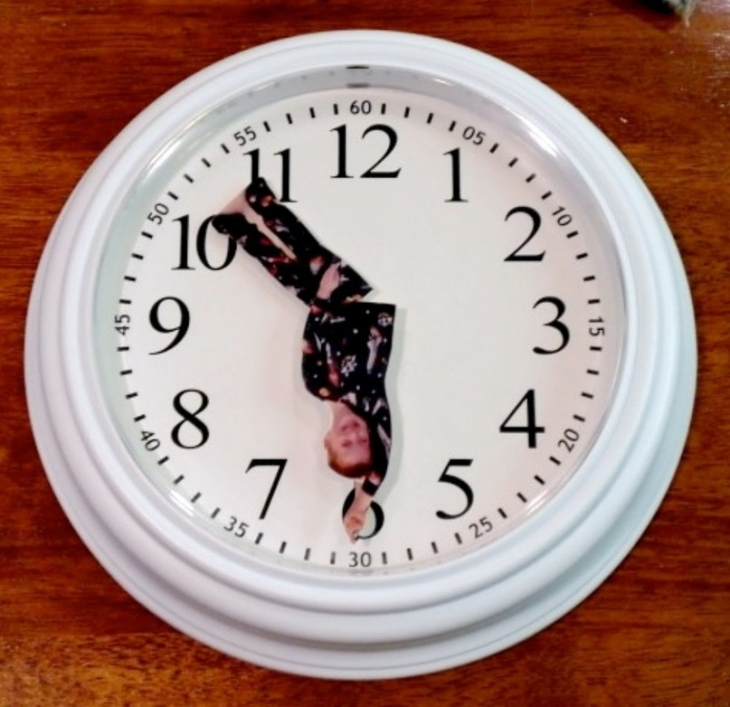 Часы нога текст. Часы с фотографией. Прикольные часы. Часы с ногами. Часы прикол.
