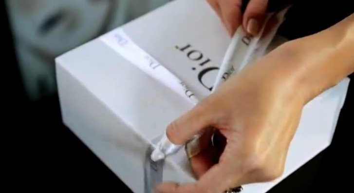 мастер-класс для продавцов в бутиках  Christian Dior по всему миру - как упаковывать покупки