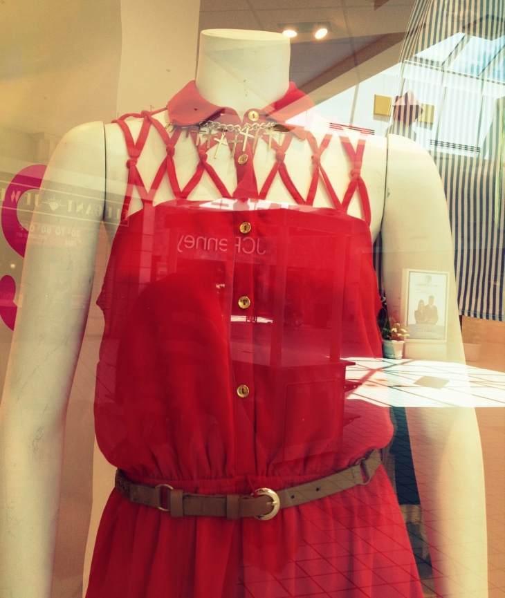 Красное платье (мне оно даже больше нравится) автор увидел в витрине магазина.