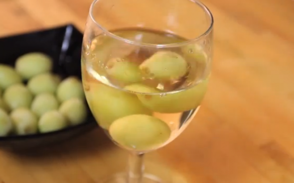 Для того, чтобы белое вино оставалось холодным, заморозьте виноградины и используйте их вместо кубиков льда.