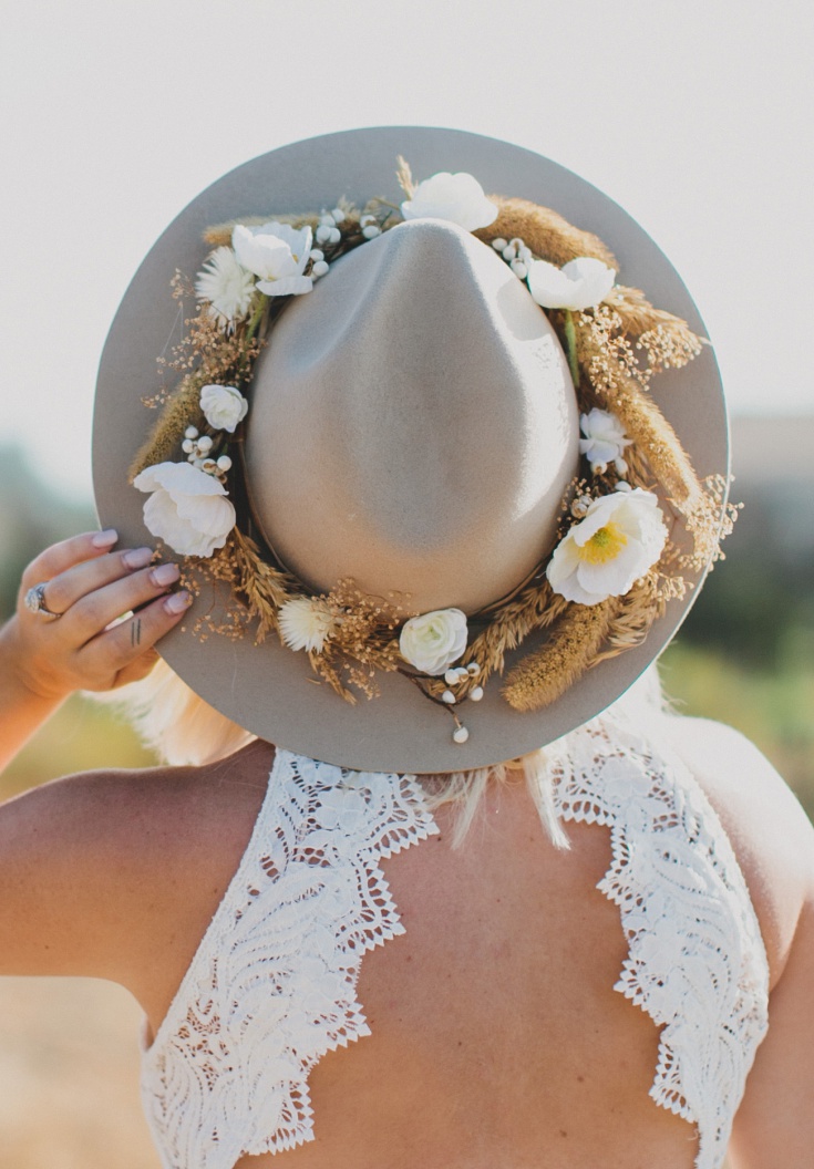 Вязаный цветок для украшения шапки или платья