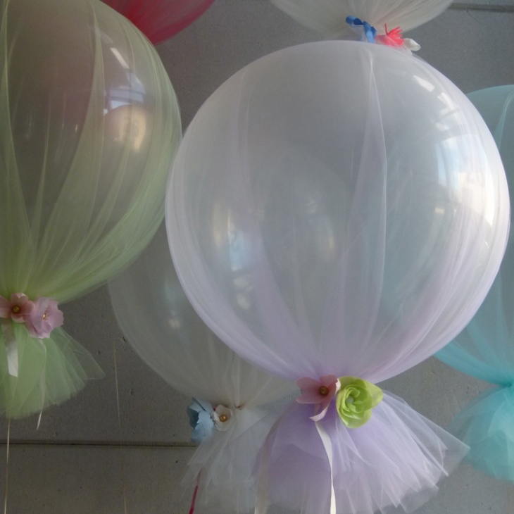 Декорирование воздушных шаров сеткой или органзой (подборка)
