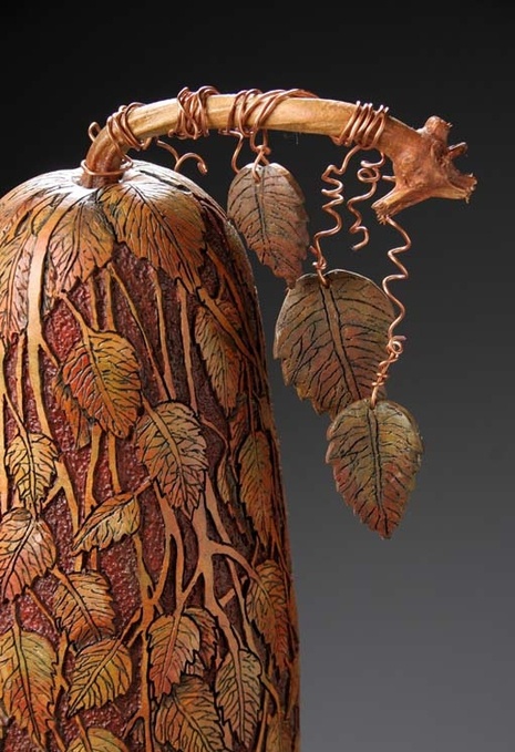 Мэрилин Сандерленд (Marilyn Sunderland, США), художник по образованию,  в качестве своего холста использует тыквы.