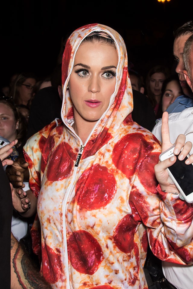 Vogue называет изображение пиццы на одежде и аксессуарах - самым популярным узором года.