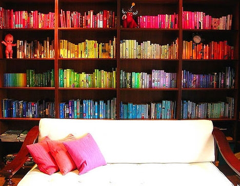 Идея для домашней библиотеки - сортировка книг по ...цветам обложек