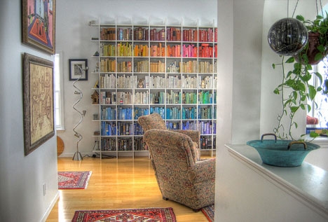 Идея для домашней библиотеки - сортировка книг по ...цветам обложек