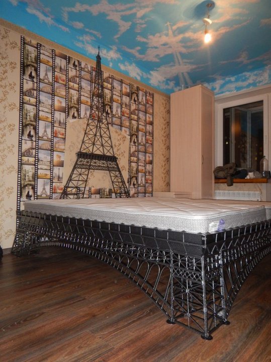 кровать в в виде Эйфелевой башни