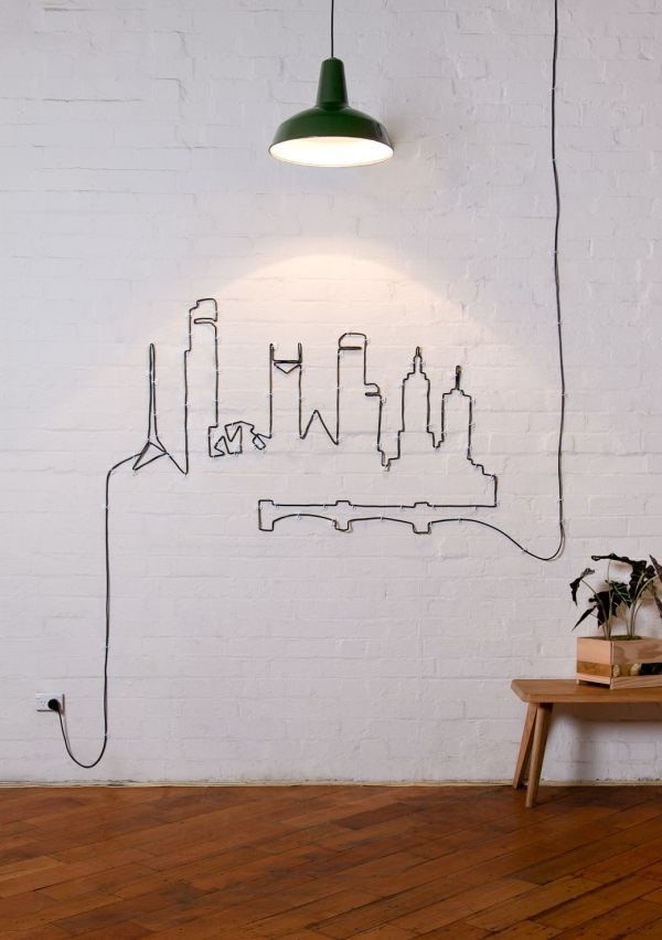 Даже обычные провода, проводка, могут стать способом интересно украсить стены своего дома