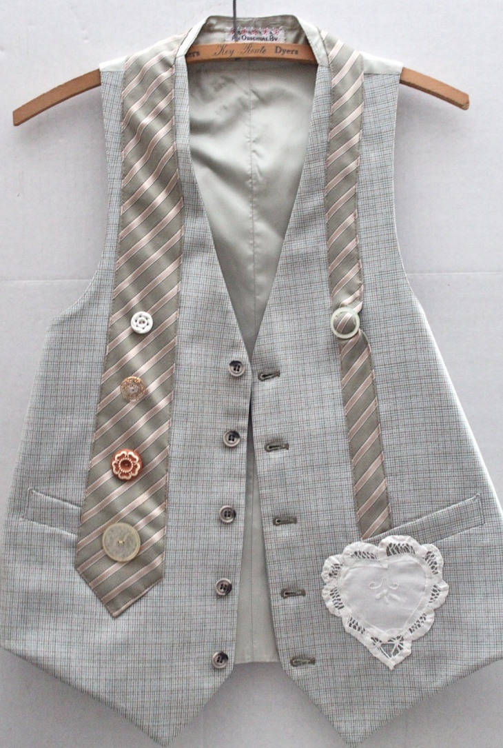 переделка жилета и мужского галстука