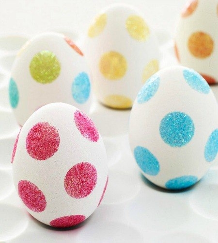 Используйте двусторонний скотч и блестки.Вырежте кружочки,сердечки ,цветочки и т.д наклейте на яйцо и нанесите блестки на клеящую основу.