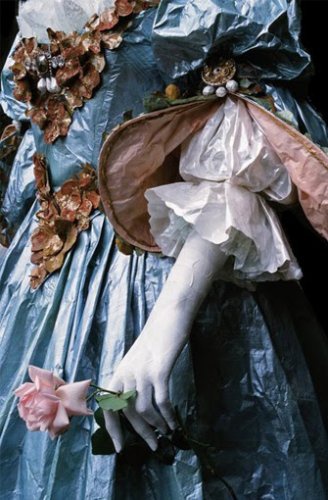 За пятнадцать лет работы коллекция Изабель де Боршграв пополнилась праздничными нарядами семьи Медичи, Елизаветы I, Марии-Антуанетты, придворных особ XVIIIвека, а также точными копиями платьев из коллекций Коко Шанель и Кристиана Диора.